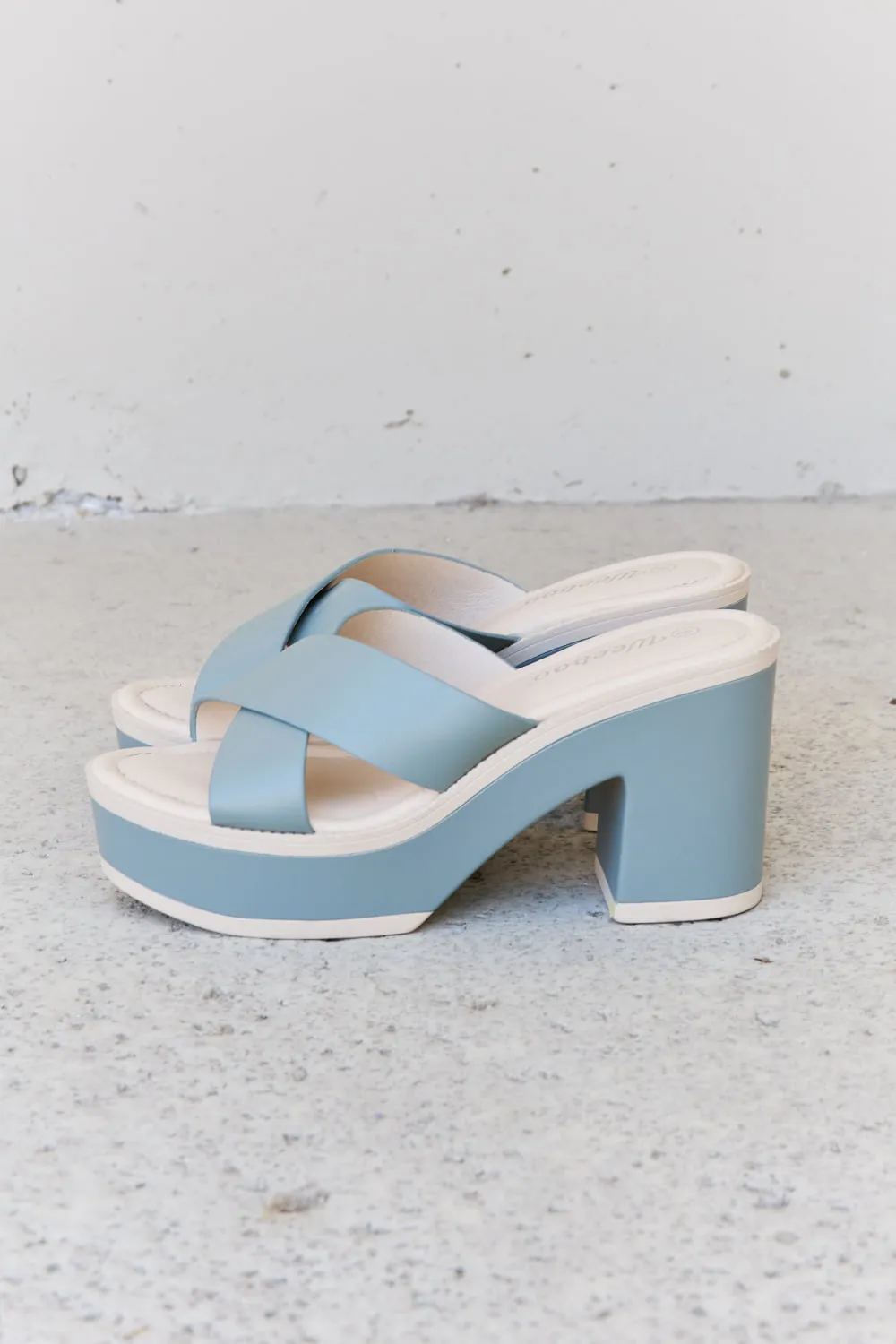 *APP EXCLUSIVE* Platform Sandals in Misty Blue